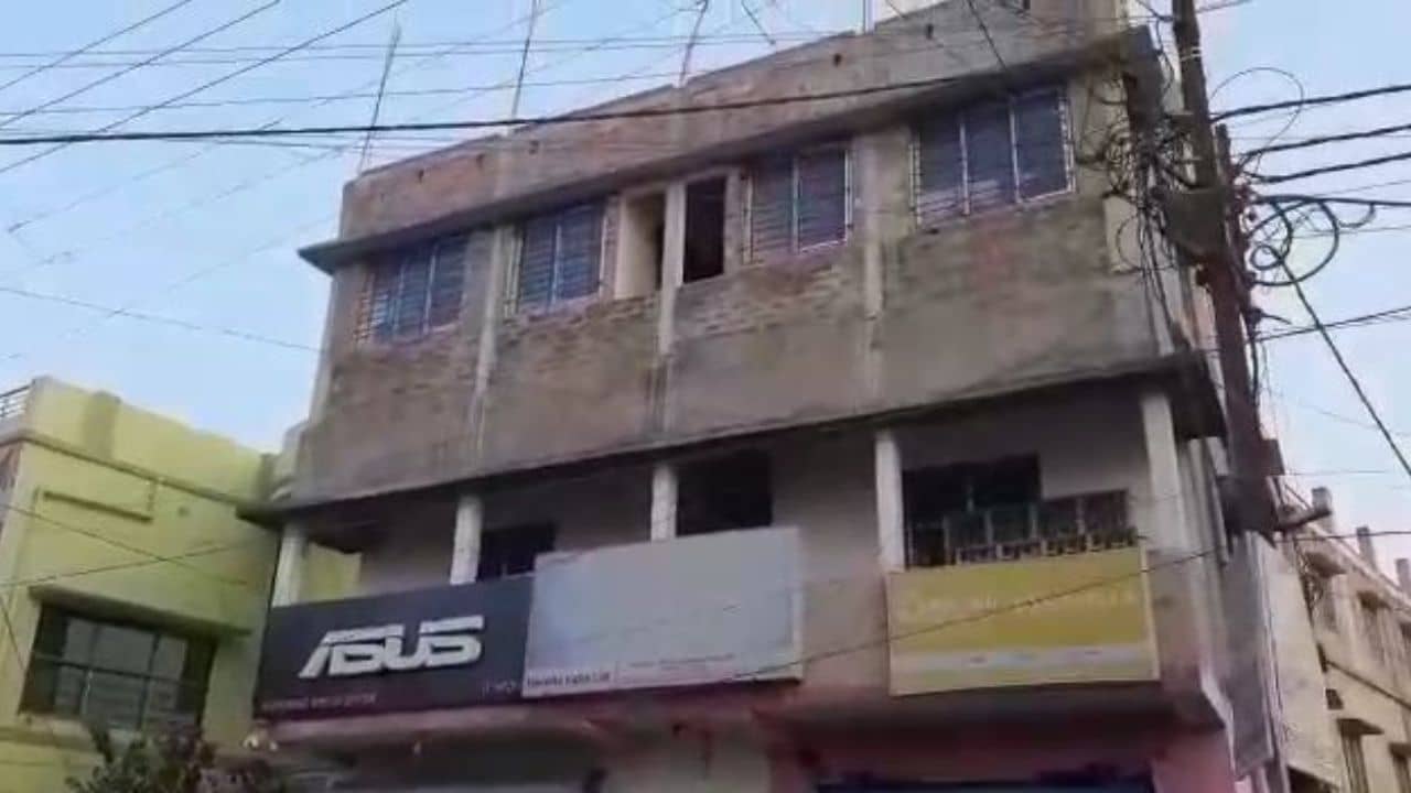 Hooghly Chaos: সন্ধ্যা হলেই ভাড়াটে ঘরে যে মদের আসর বসাতেন, শনিবারের সন্ধ্যায় বাড়িওয়ালা-ভাড়াটের রসায়ন দাঁড়িয়ে দেখল পাড়া