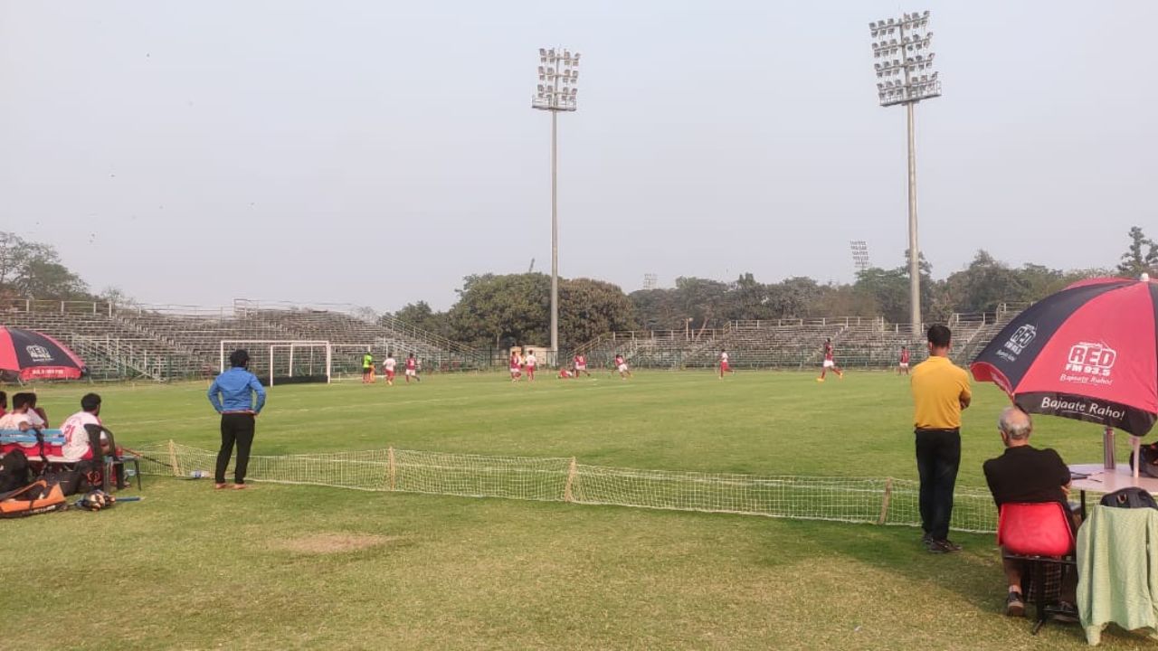 মাঝরাস্তায় বন্ধ হয় ইস্টবেঙ্গল-মোহনবাগান হকির ডার্বি। পর্যাপ্ত পুলিশি ব্য়বস্থা ছিল না বলেও অভিযোগ ওঠে। যদিও পুলিশের তরফে এই অভিযোগ খারিজ করা হয়। (ছবি: নিজস্ব)