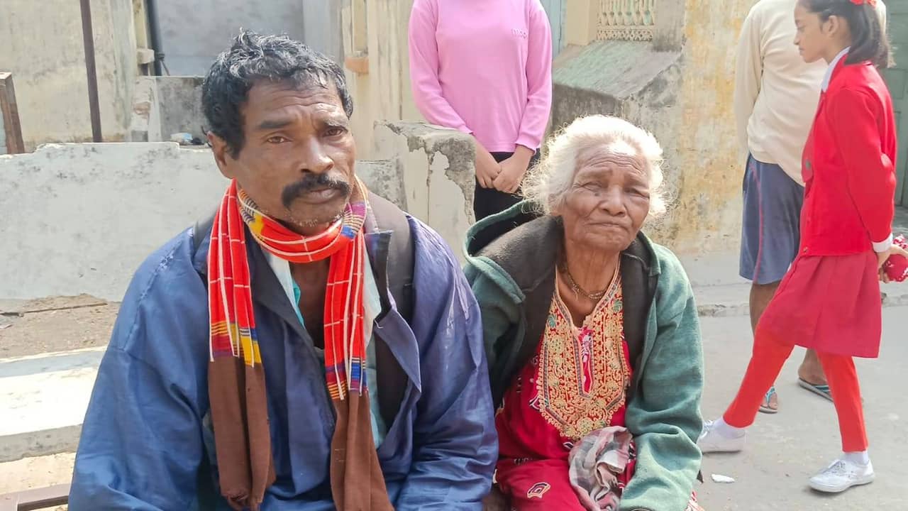 Missing Old Lady : দীর্ঘদিন নিখোঁজ নব্বই বছরের বৃদ্ধা, শেষে ফেসবুকই মিলিয়ে দিল মা-ছেলেকে