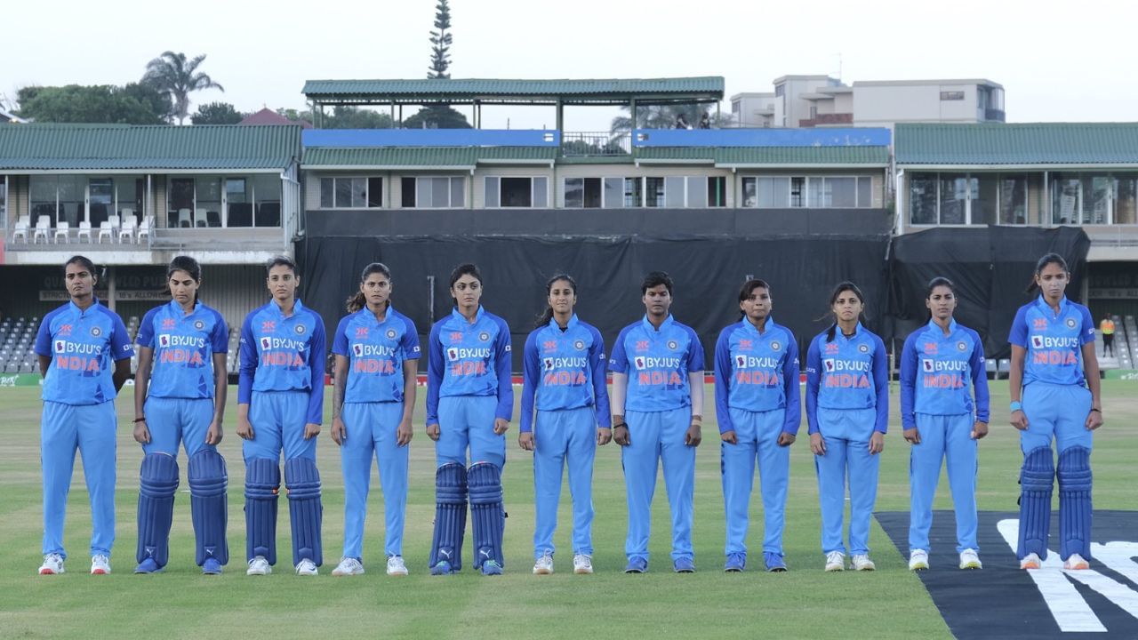  ভারতীয় মহিলা ক্রিকেট দলের (Indian Women Cricket Team) এক অন্যতম গুরুত্বপূর্ণ নাম শিখা পান্ডে। তাঁর অসাধারণ বল সুইং-এর ক্ষমতা মুগ্ধ করে দর্শকদের। ছবি: টুইটার