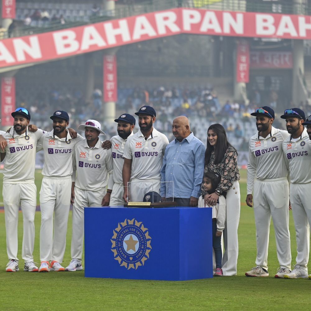 পূজারার হাতে স্মারক তুলে দেওয়ার সময় গাভাসকর বলেন, "১০০ টি টেস্ট ম্যাচে খেলার জন্য অনেক আত্মত্যাগ করতে হয়। অনেক লড়াই এবং পরিশ্রম করতে হয়। তুমি সকলকে গর্বিত করেছো। অনেক কঠিন পরিস্থিতিতেও তুমি লড়াই চালিয়ে গিয়েছিলে। এই নিয়ে তুমি ১৩ তম ক্রিকেটার যে ভারতের হয়ে শততম টেস্ট খেলতে নামবে। কেউ নিজের শততম টেস্টে শতরান করেনি। তোমাকে এমন একটা বিশেষ ম্যাচে শতরান করতেই হবে।" (ছবি-এএফপি)

