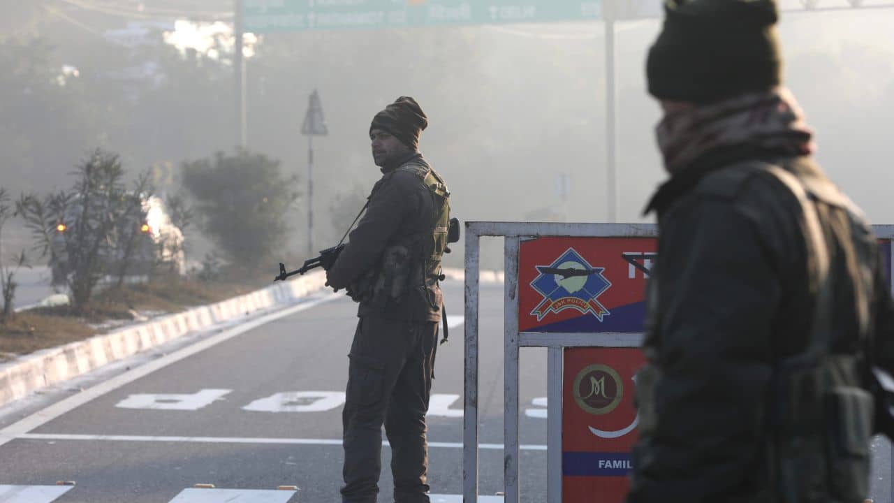 J&K Army Withdrawal: বিশেষ মর্যাদা অবলুপ্তির পর জম্মু-কাশ্মীর ছন্দে ফেরায় সেনা প্রত্য়াহার করতে পারে কেন্দ্র: সূত্র