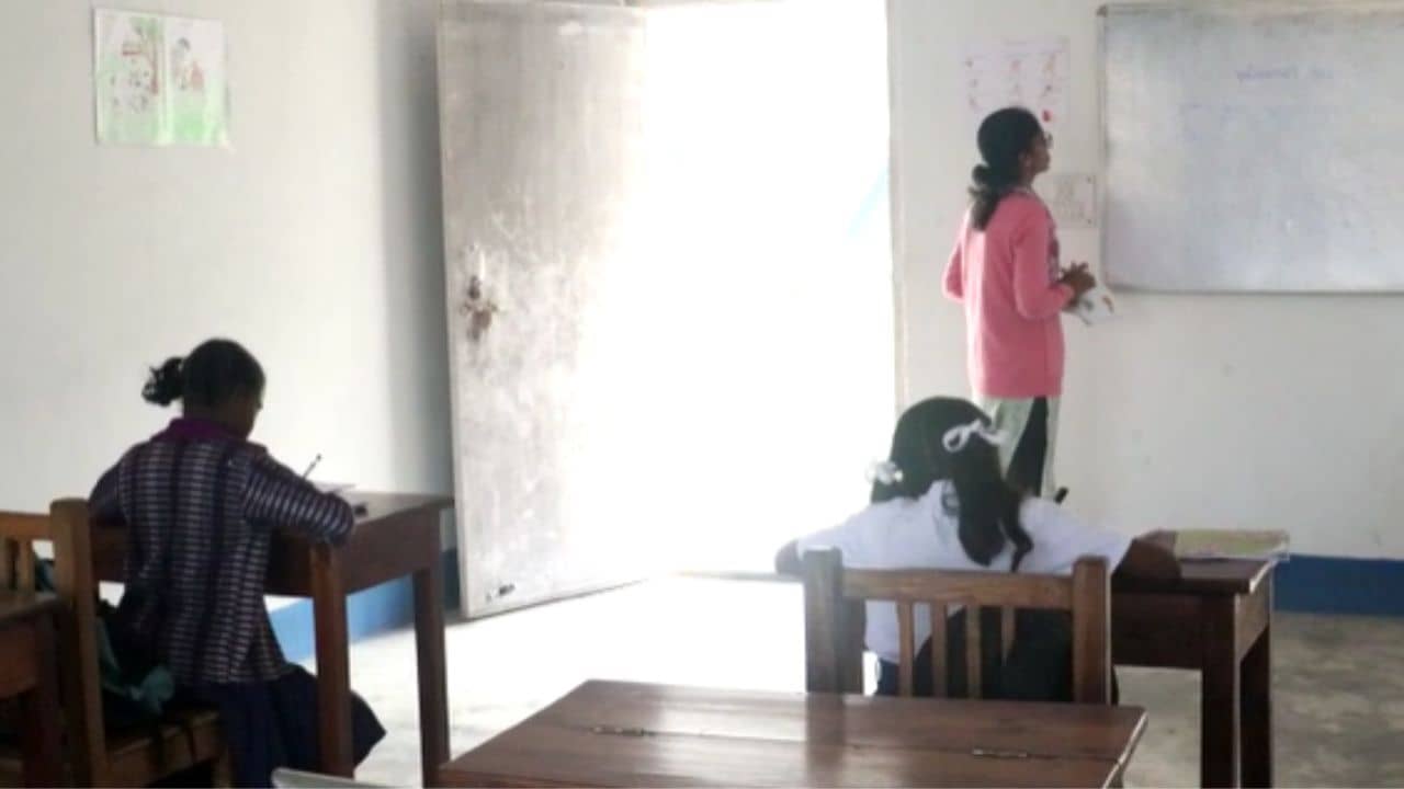 Jalpaiguri Mid Day Meal: নেই রান্নাঘর-খাবারের জায়গা, স্কুলে এসে কী দেখবে কেন্দ্রীয় টিম! চিন্তিত স্কুল কর্তৃপক্ষ