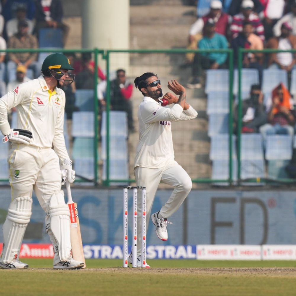 জাডেজার আগে এই লিস্টে নাম রয়েছে শোয়েব আখতারের। ২০০২ সালে নিউজিল্যান্ডের বিরুদ্ধে লাহোর টেস্টে এই কীর্তি গড়েছিলেন রাওয়ালপিণ্ডি এক্সপ্রেস। তালিকায় রয়েছেন অনিল কুম্বলেরও নাম। যে কারণে জাড্ডু কীর্তি আরও স্পেশাল।(ছবি:টুইটার)