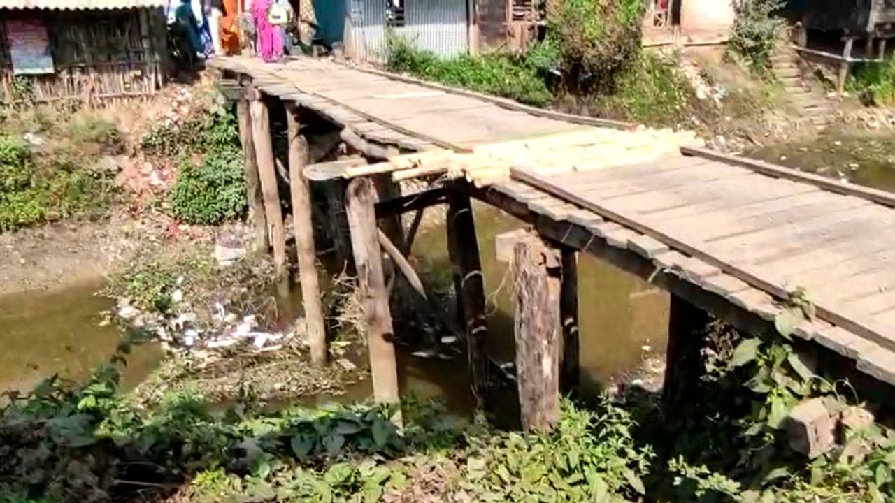 Didir Doot : নড়বড়ে কাঠের সেতুতে বাড়ছে বিপদ,  দিদির দূতের পথ আটকে বিক্ষোভ গ্রামবাসীদের