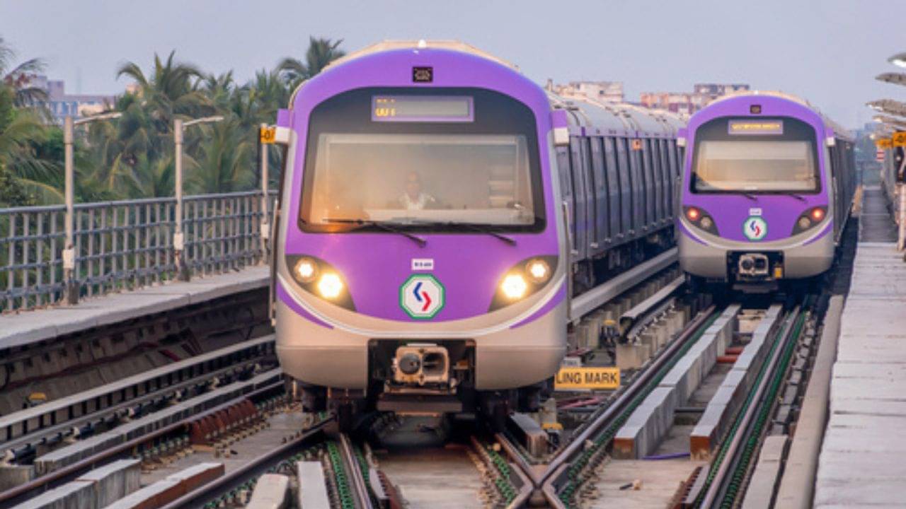 Kolkata Metro: দমদম থেকে কবি সুভাষগামী মেট্রোয় ধোঁয়া, আতঙ্কে হুড়োহুড়ি যাত্রীদের