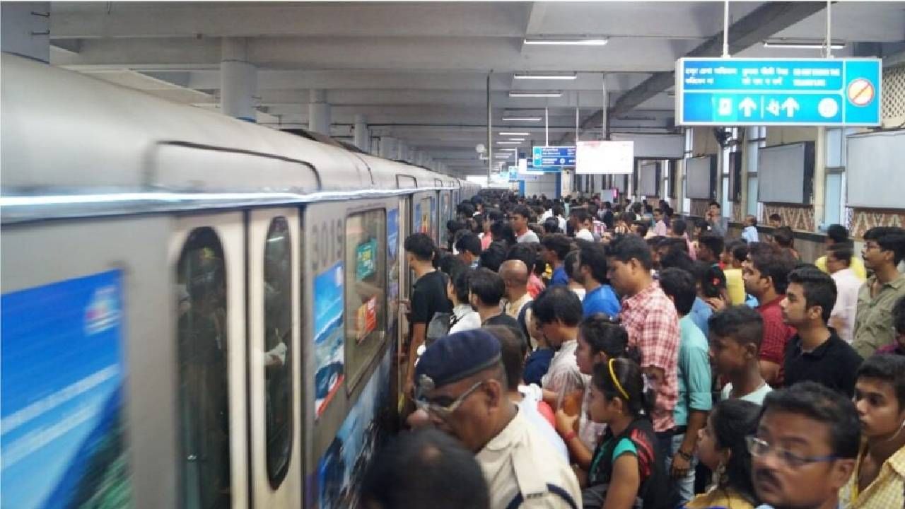 East-West Metro : বইমেলার হাত ধরে মুকুটে নতুন পালক, প্রায় সাড়ে ৫ লাখ যাত্রীর নয়া রেকর্ড ইস্ট-ওয়েস্ট মেট্রোর