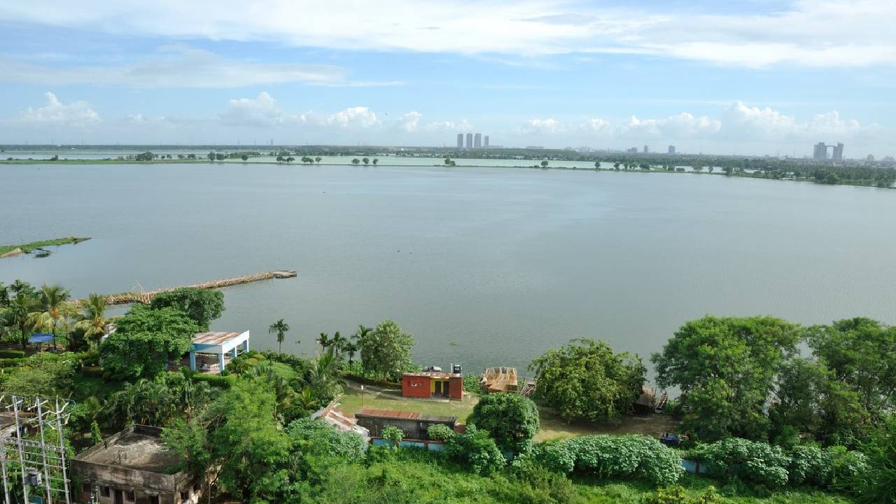 Kolkata : কংক্রিটের তলায় চাপা পড়ছে পূর্ব কলকাতার জলাভূমি,  FIR করেই দায় সেরেছে প্রশাসন ?