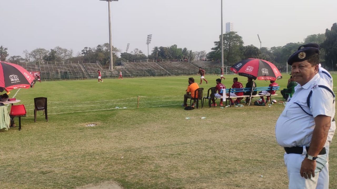 চেষ্টা হলেও ডার্বি ম্য়াচটি সম্পূর্ণ করা যায়নি। দীর্ঘ সময় বন্ধ থাকার পর গ্য়ালারি ফাঁকা করে ম্যাচ শুরুর চেষ্টা হয়। কিন্তু আলো কমে যাওয়ায় ম্যাচ অসম্পূর্ণ থাকে। (ছবি: নিজস্ব)