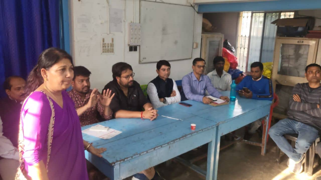 Maldah BMOH: এটা নাকি স্বাস্থ্য বিষয়ক সরকারি বৈঠক! স্বাস্থ্য কর্মীদের হাতে তৃণমূলের পতাকা তুলে দিলেন  মুখ্য স্বাস্থ্য আধিকারিকই