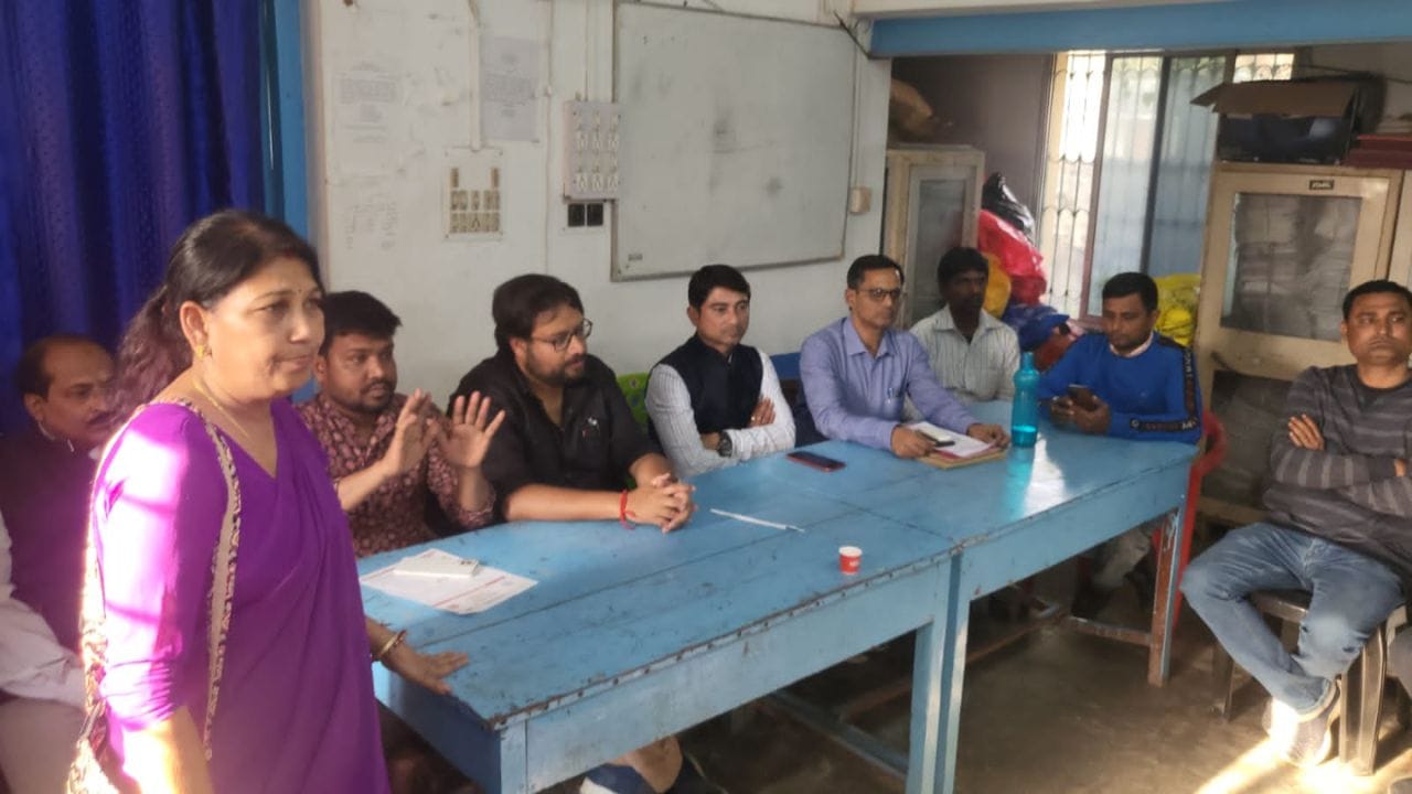 Maldah BMOH: এটা নাকি স্বাস্থ্য বিষয়ক সরকারি বৈঠক! স্বাস্থ্য কর্মীদের হাতে তৃণমূলের পতাকা তুলে দিলেন মুখ্য স্বাস্থ্য আধিকারিকই Maldah BMOH: এটা নাকি স্বাস্থ্য বিষয়ক সরকারি বৈঠক! স্বাস্থ্য কর্মীদের হাতে তৃণমূলের পতাকা তুলে দিলেন মুখ্য স্বাস্থ্য আধিকারিকই