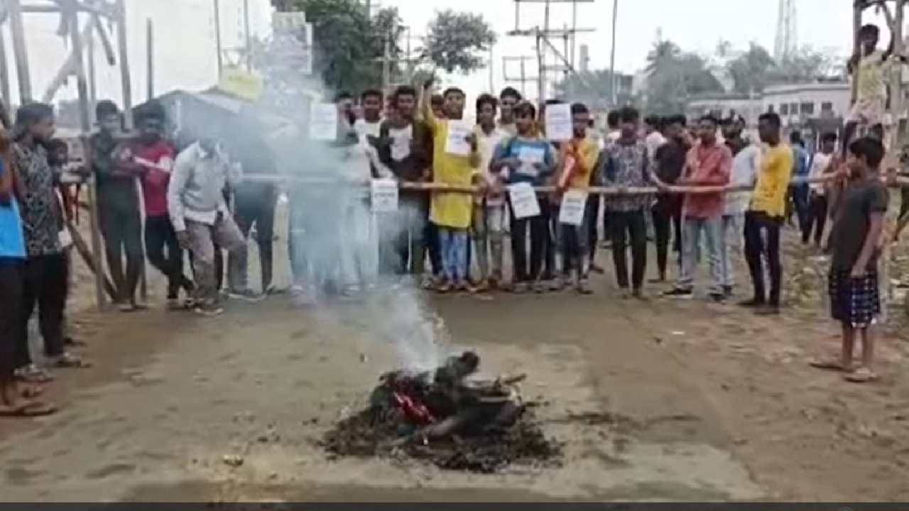 Purba Medinipur : সামনেই পরীক্ষা, কিন্তু এখনও আসেনি অ্যাডমিট; ক্ষোভে স্কুলেই শিক্ষকদের তালা দিল পড়ুয়ারা