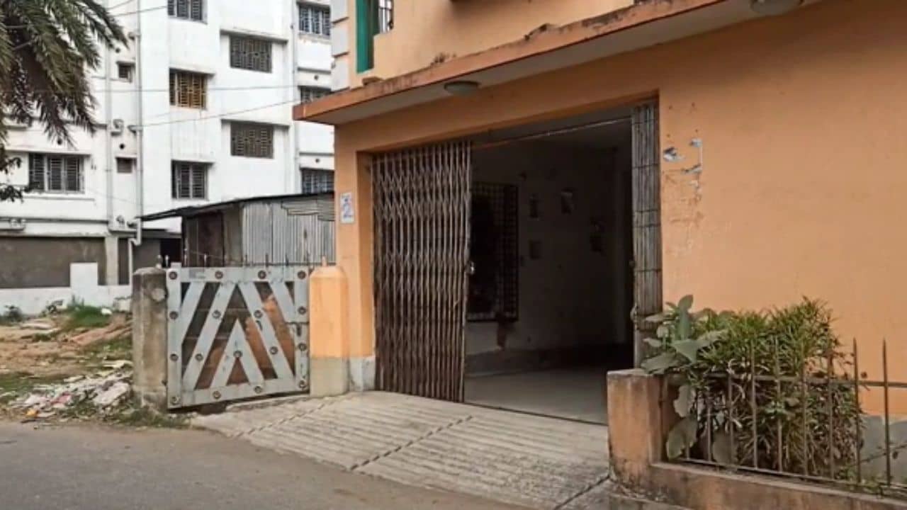 Maheshtala Mysterious Death: প্রতি সন্ধ্যায় ছাদে যেত মেয়ে, এক ফোঁটা সন্দেহও হয়নি, প্রতিবেশীদের মুখে মেয়ের কথা শুনে স্থবির অভিভাবক