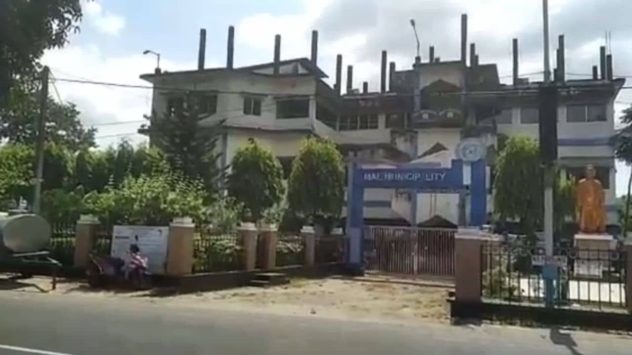 Malbazar Municipality: দোকানঘরের জন্য ১৮ লক্ষ টাকা দিয়েও মেলেনি, হয়রানির শিকার অবসরপ্রাপ্ত রেলপুলিশ