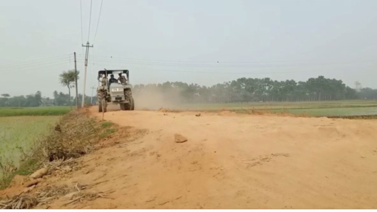 Malda: রাস্তা নেই, পানীয় জলও মিলছে না, ভোট বয়কটের ডাক এলাকাবাসীর