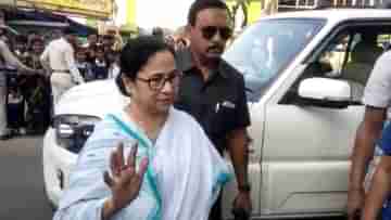 Mamata Banerjee: হঠাৎ গাড়ি থেকে নেমে পড়লেন দিদি, ছোট্ট শিশুকে কোলে তুলে নিলেন মুখ্যমন্ত্রী