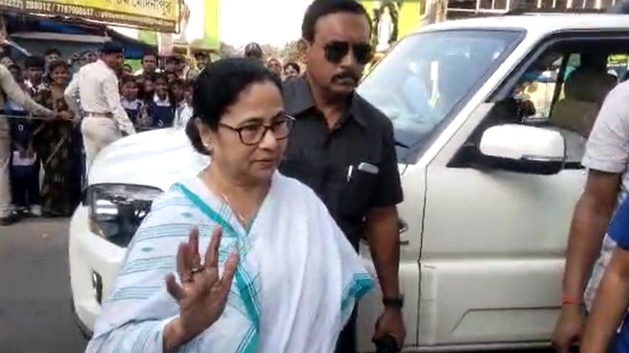 Mamata Banerjee: হঠাৎ গাড়ি থেকে নেমে পড়লেন 'দিদি', ছোট্ট শিশুকে কোলে তুলে নিলেন মুখ্যমন্ত্রী