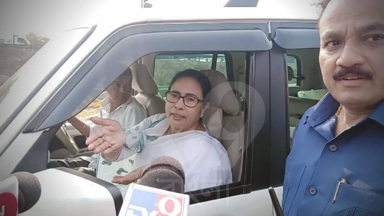 Mamata Banerjee: নবনির্মিত গরফা সেতুতে হঠাৎ থামল মমতার গাড়ি, জানিয়ে গেলেন হাওড়া নিয়ে ভবিষ্যৎ পরিকল্পনার কথা