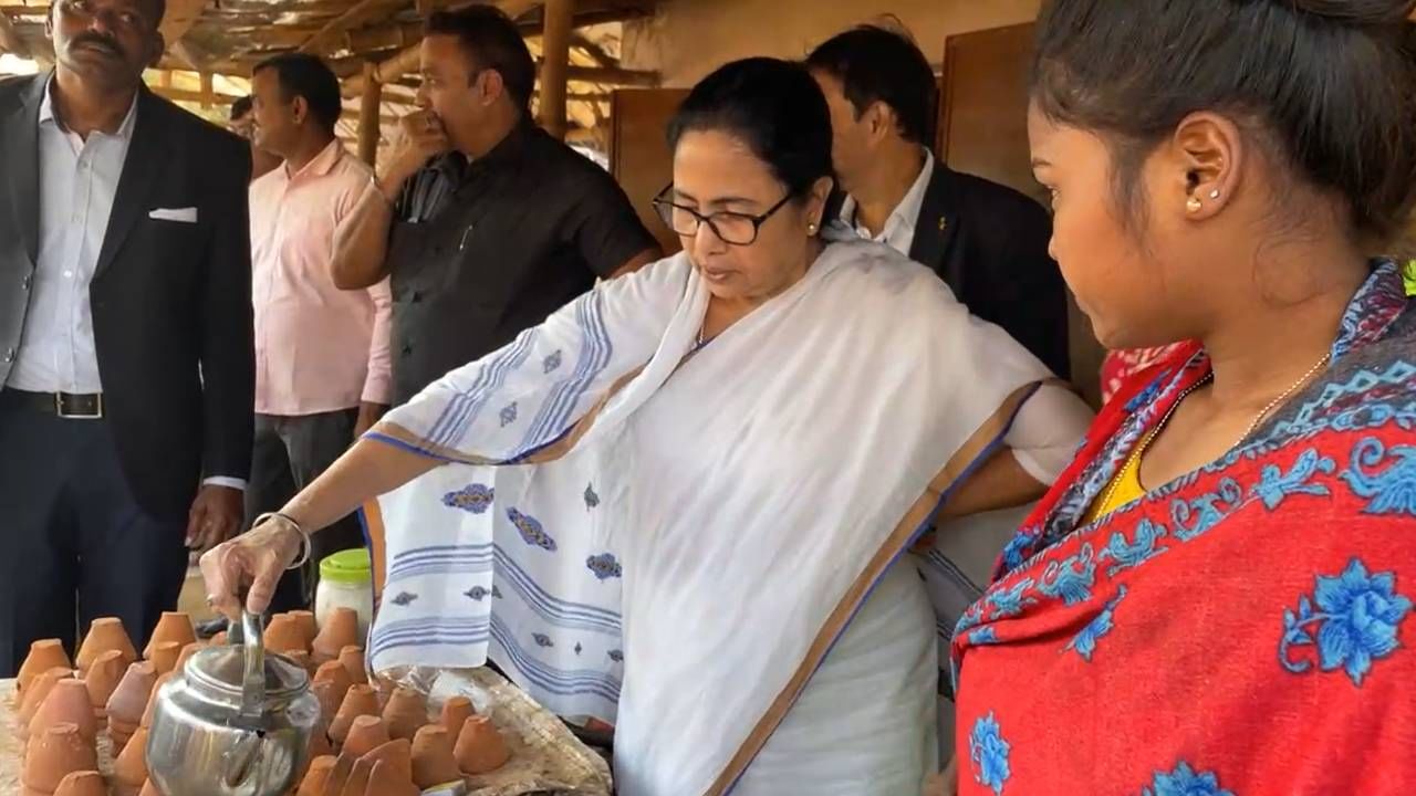 Chief Minister Mamata Banerjee : হাতে কেটলি, সোনাঝুরিতে দোকানে ঢুকে চা বানালেন মুখ্যমন্ত্রী