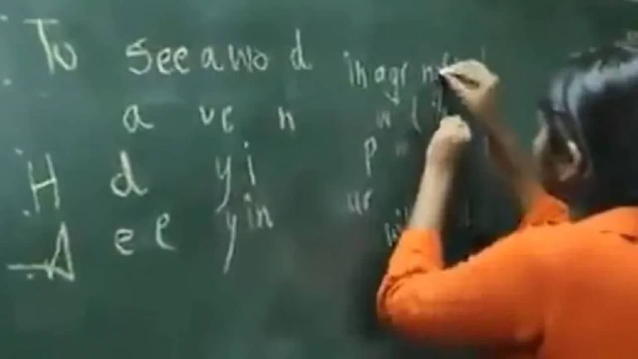 Viral Video: বীরু শাস্ত্রবুদ্ধের কথা মনে করাবে ম্যাঙ্গালুরুর এই কন্যে, দুহাতে লিখে চলেছে অনর্গল...