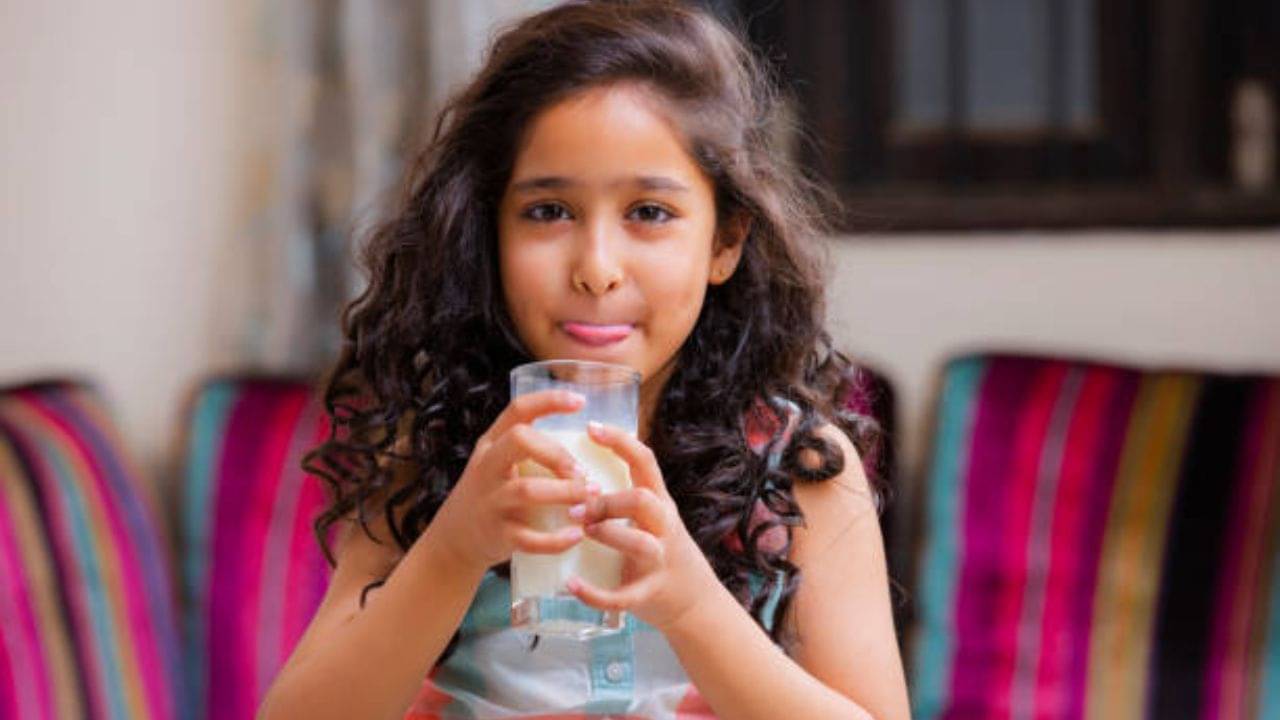 Milk in Weight Loss: ওজন কমানোর জন্য কি দুধ খাওয়া ছেড়ে দিতে হবে?