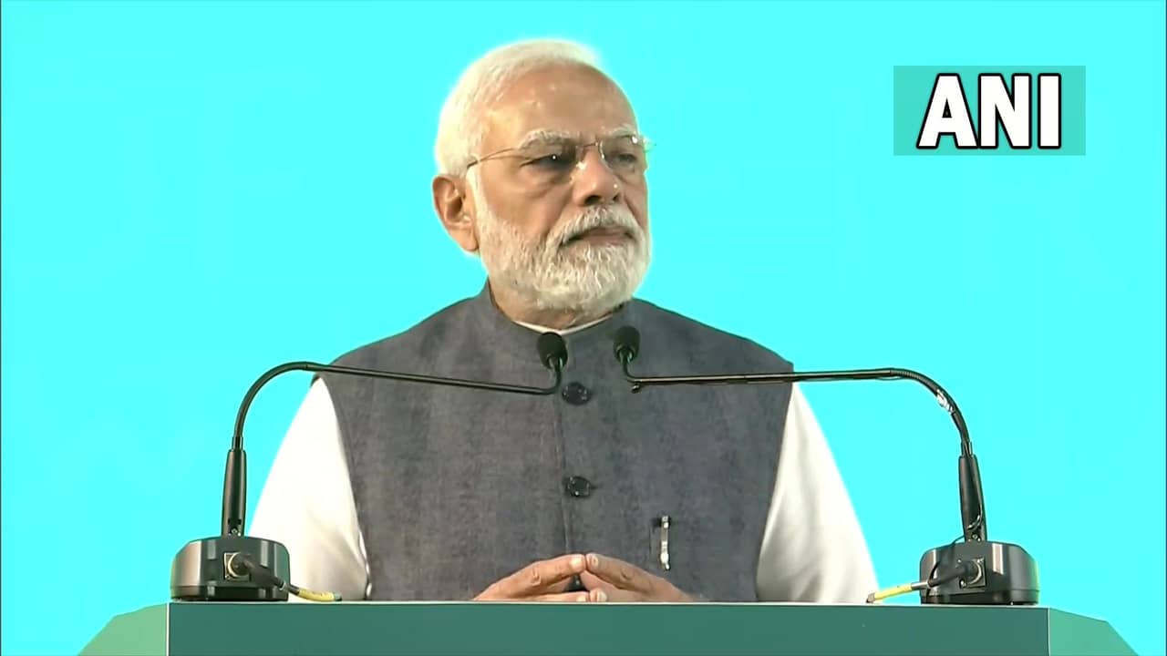 PM Modi: বীর নায়ক, পুলওয়ামা হামলায় শহিদদের প্রতি শ্রদ্ধা জ্ঞাপন মোদীর