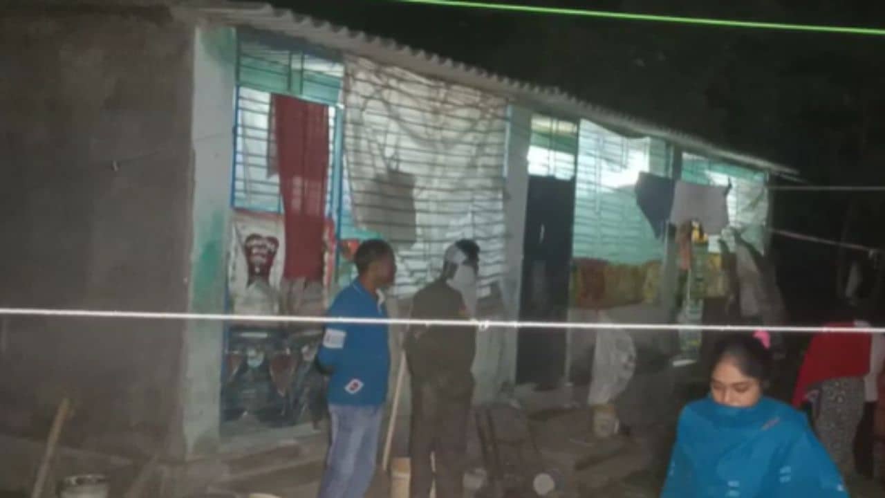 Narendrapur: সামনে টেস্ট পেপার, মোবাইল স্ক্রিনে নজর, একলা দুপুরে মাধ্যমিক পরীক্ষার্থীর অন্য চেহারা দেখল পরিবার