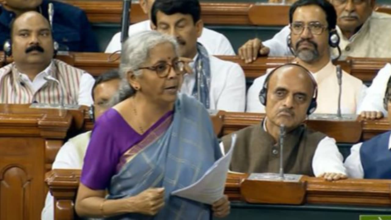 Awas Yojana: বঙ্গে আবাস যোজনার টাকাপ্রাপকের প্রাসাদের মতো বাড়ি: নির্মলা সীতরামন