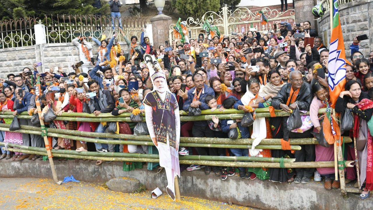 প্রধানমন্ত্রীর এক ঝলক দেখার জন্য হাতে বিজেপির পতাকা নিয়ে তাঁর সমর্থকরা ঘণ্টার পর ঘণ্টা রাস্তায় দুই ধারে অপেক্ষা করেছিলেন। শিলংয়ের রাস্তা দিয়ে প্রধানমন্ত্রীর কনভয় যাওয়ার সময় উত্তেজিত জনতাকে দেখা যায় 'মোদী-মোদী' বলে স্লোগানে ফেটে পড়তে। 