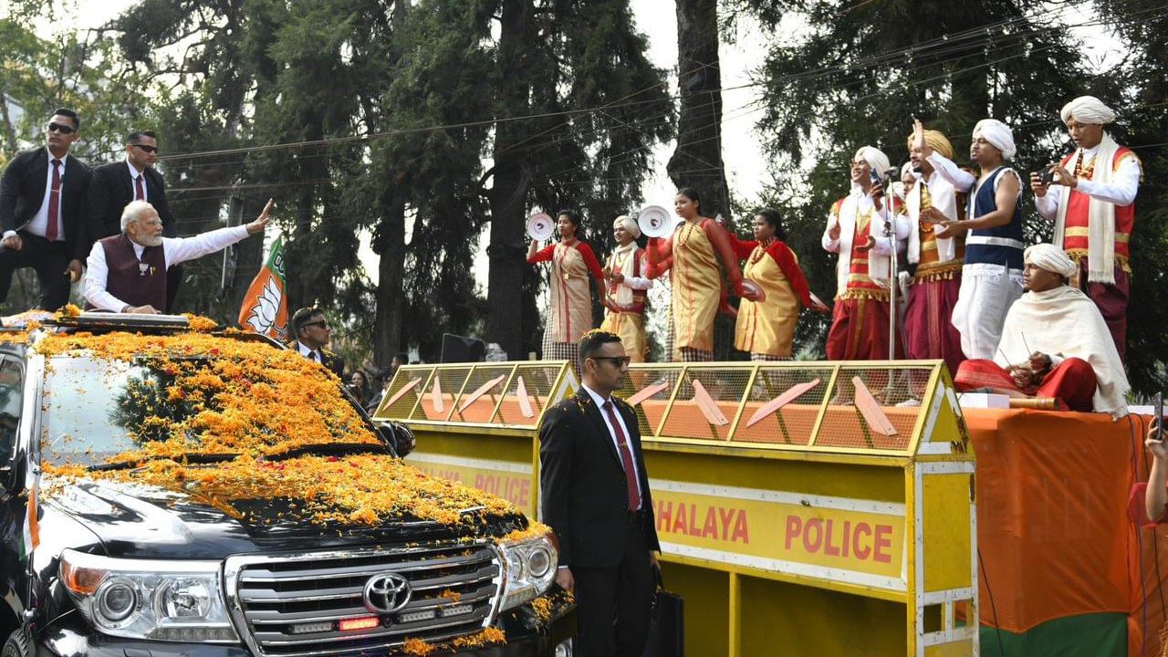 প্রধানমন্ত্রীকে স্বাগত জানাতে লোক শিল্পীদের দেখা যায় মেঘালয়ের ঐতিহ্যবাহী নৃত্য পরিবেশন করতে। তাঁদেরকে পাল্টা ধন্যবাদ জানান প্রধানমন্ত্রীও।