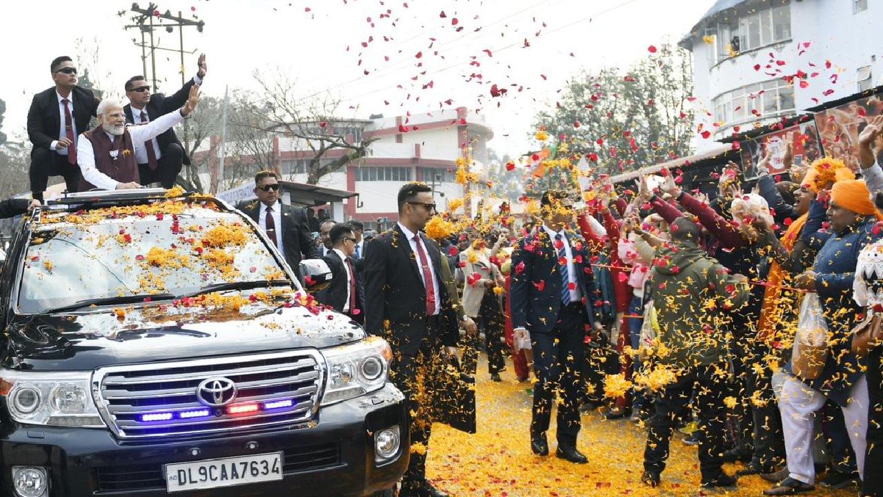 শিলংয়ে মেঘালয়ের তিন স্বাধীনতা সংগ্রামী উ তিরোট সিং, ইউ কিয়াং নাংবাহ এবং পা তোগান সাংমারকে পুষ্পস্তবক দিয়ে শ্রদ্ধা জানান প্রধানমন্ত্রী। শিলং-এর পুলিশ বাজারে এক জনসভায় বক্তৃতাও দেন তিনি। 