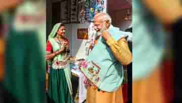 PM Modi: আদি মহোৎসবের উদ্বোধন মোদীর, গায়ে দিয়ে দেখলেন জনজাতিদের হাতে তৈরি জ্যাকেট