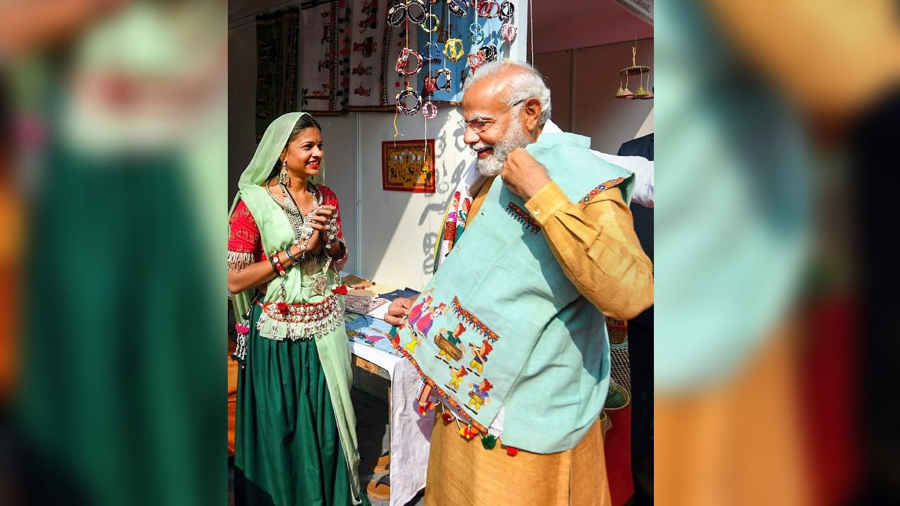 PM Modi: 'আদি মহোৎসবের' উদ্বোধন মোদীর, গায়ে দিয়ে দেখলেন জনজাতিদের হাতে তৈরি জ্যাকেট