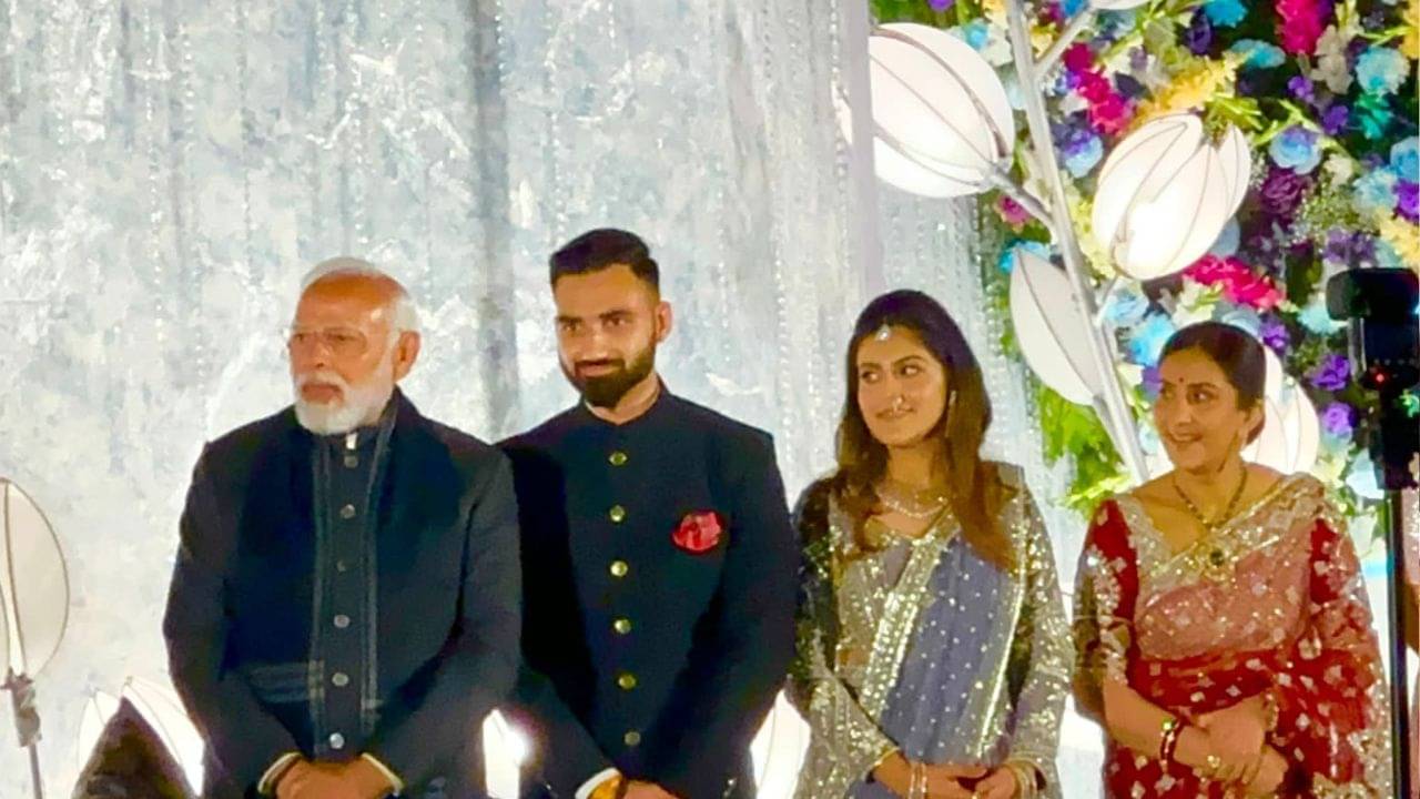 PM Narendra Modi: নাড্ডার ছেলের বিয়ের রিসেপশনে প্রধানমন্ত্রী মোদী, নমো-র পা ছুঁয়ে আশীর্বাদ গ্রহণ নবদম্পতির