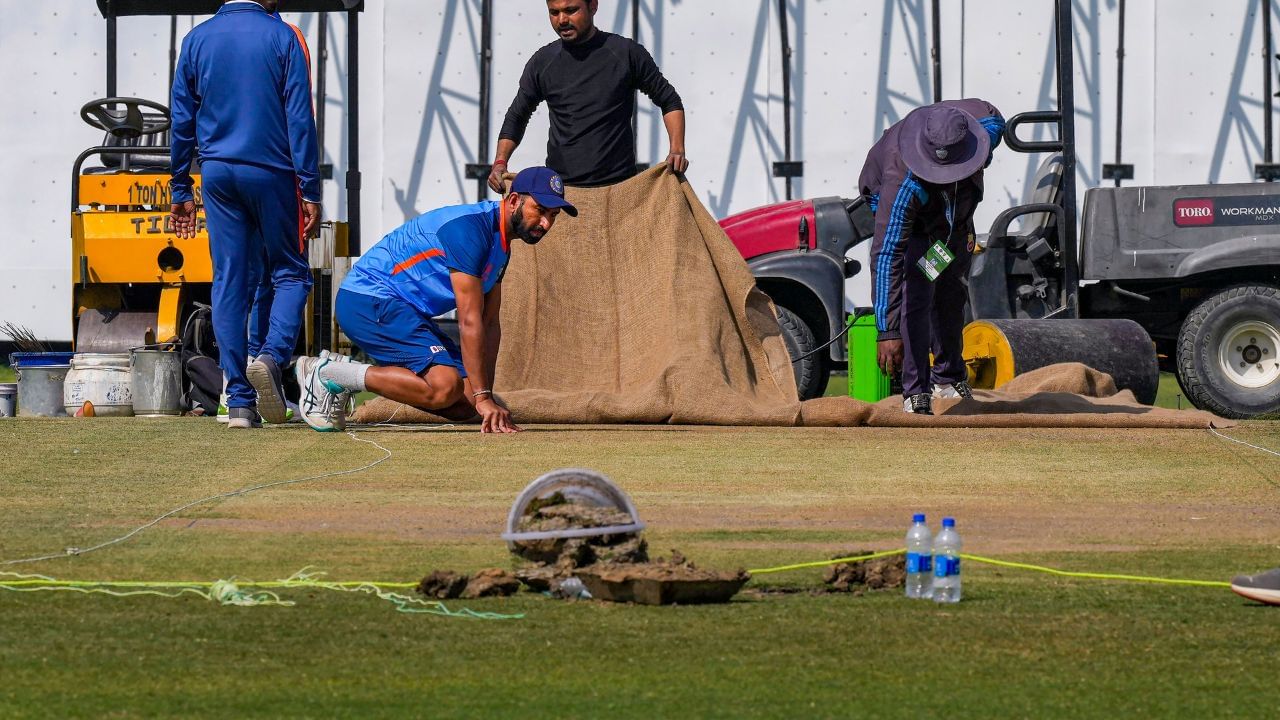 নাগপুর টেস্টে ইনিংস ও ১৩২ রানের বিশাল ব্য়বধানে জিতেছে ভারত। চেতেশ্বর পূজারার ব্য়াটিং অবশ্য় হতাশ করেছে। 