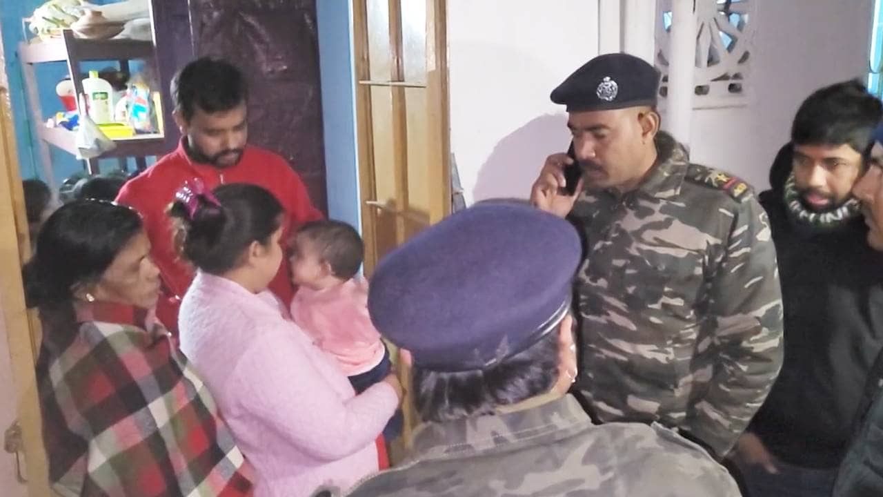 Raiganj Robbery : বাড়ি ভর্তি লোক, কুছ পরোয়া নেহি! চোখের সামনেই লক্ষাধিক টাকার সোনার গয়না নিয়ে চম্পট দুষ্কৃতীদের