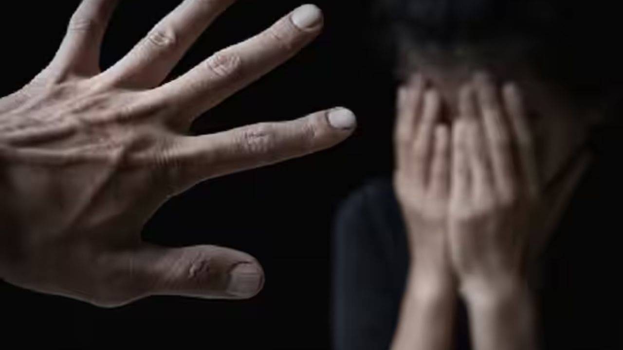 Physical Harassment : কম্পিউটার শেখানের নামে ছাত্রীকে আলাদা ডেকে ‘কুকর্ম’, কাঠগড়ায় স্কুলের প্রধান শিক্ষক