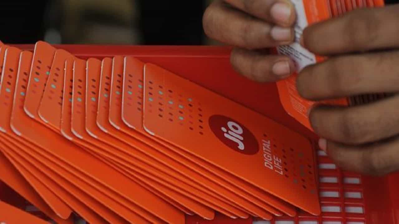 Reliance Jio-র এই প্ল্যানে 900GB ডেটা, সারা বছর রিচার্জের টেনশন নেই Reliance Jio-র এই প্ল্যানে 900GB ডেটা, সারা বছর রিচার্জের টেনশন নেই