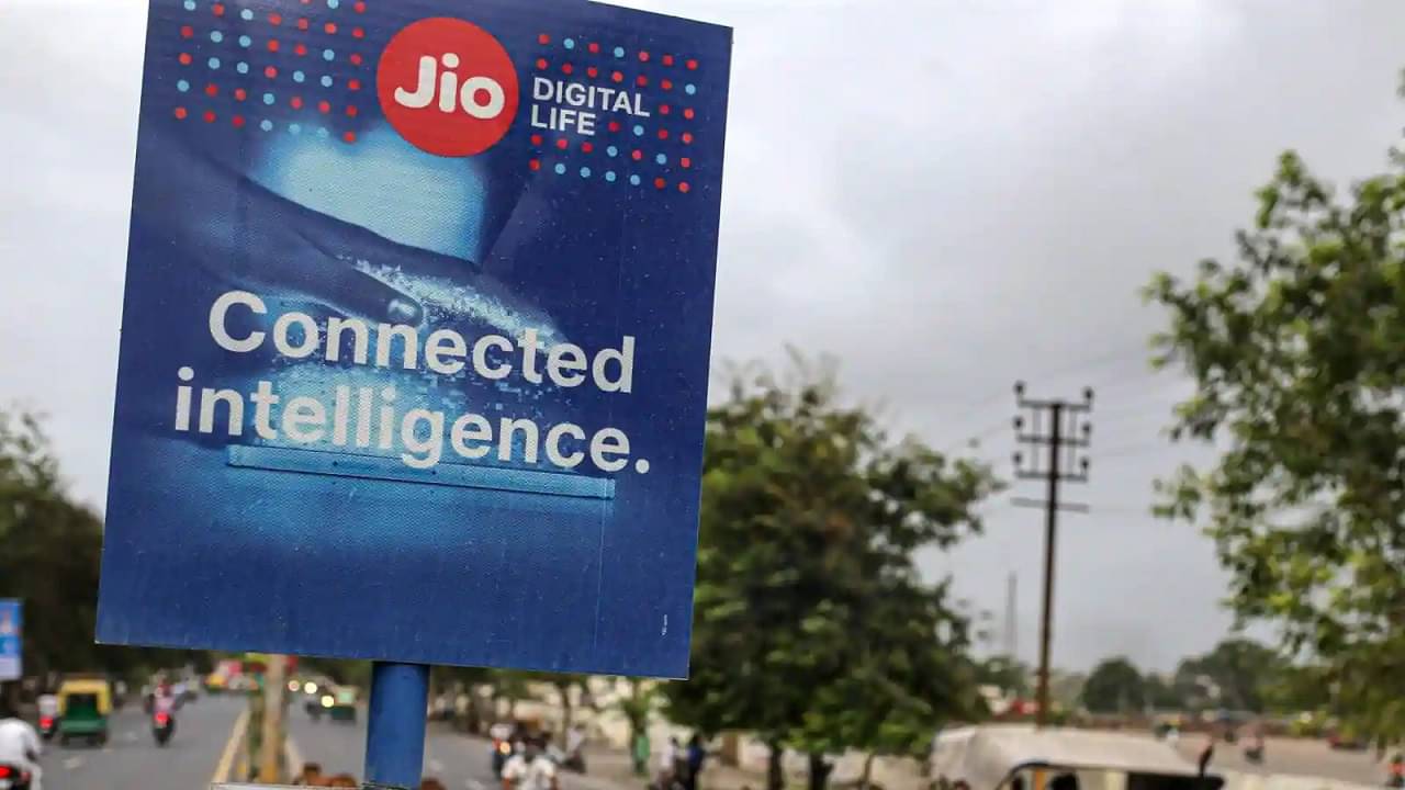 Jio-র 141 টাকার 3 মাসের জব্বর প্ল্যান, বিপুল ডেটা, আনলিমিটেড কলিং-সহ অফারের ছড়াছড়ি
