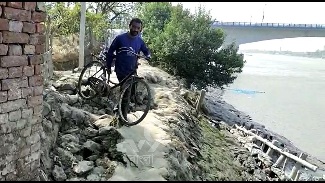 River Embankment: আলগা হচ্ছে মাটি, ভাঙছে বাঁধ, চরম আতঙ্কে ইছামতী নদী পাড়ের বাসিন্দারা