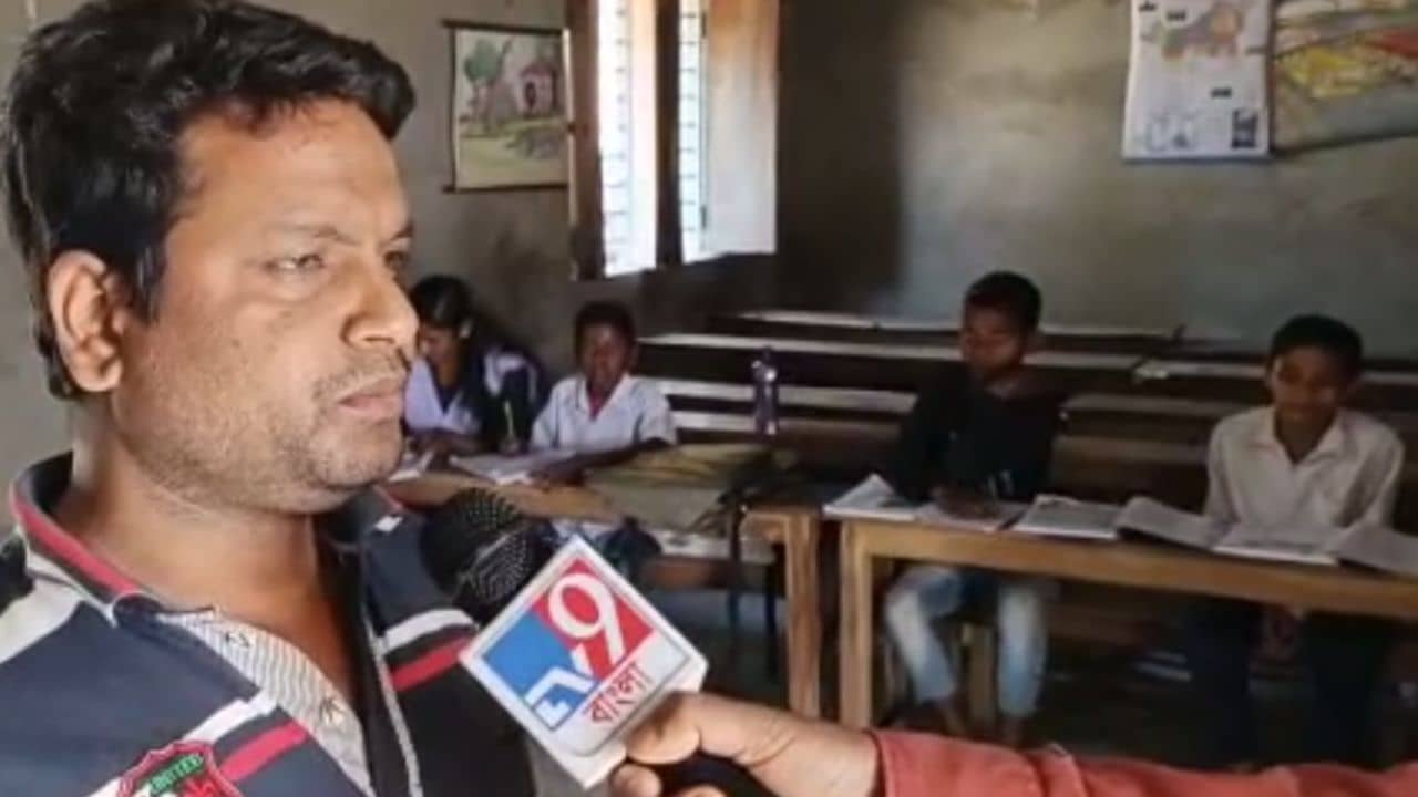 School Education: শিকেয় পড়াশোনা! নেই শিক্ষক, নেই শিক্ষাকর্মী, পড়ুয়ারাই ঝাঁট দেয় আবার জলও তোলে