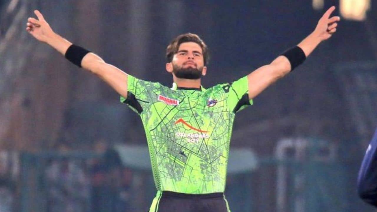 Shaheen Afridi: আফ্রিদির গতিতে দুভাগ ব্যাট! পরের বলেই ছিটকে গেল স্টাম্প