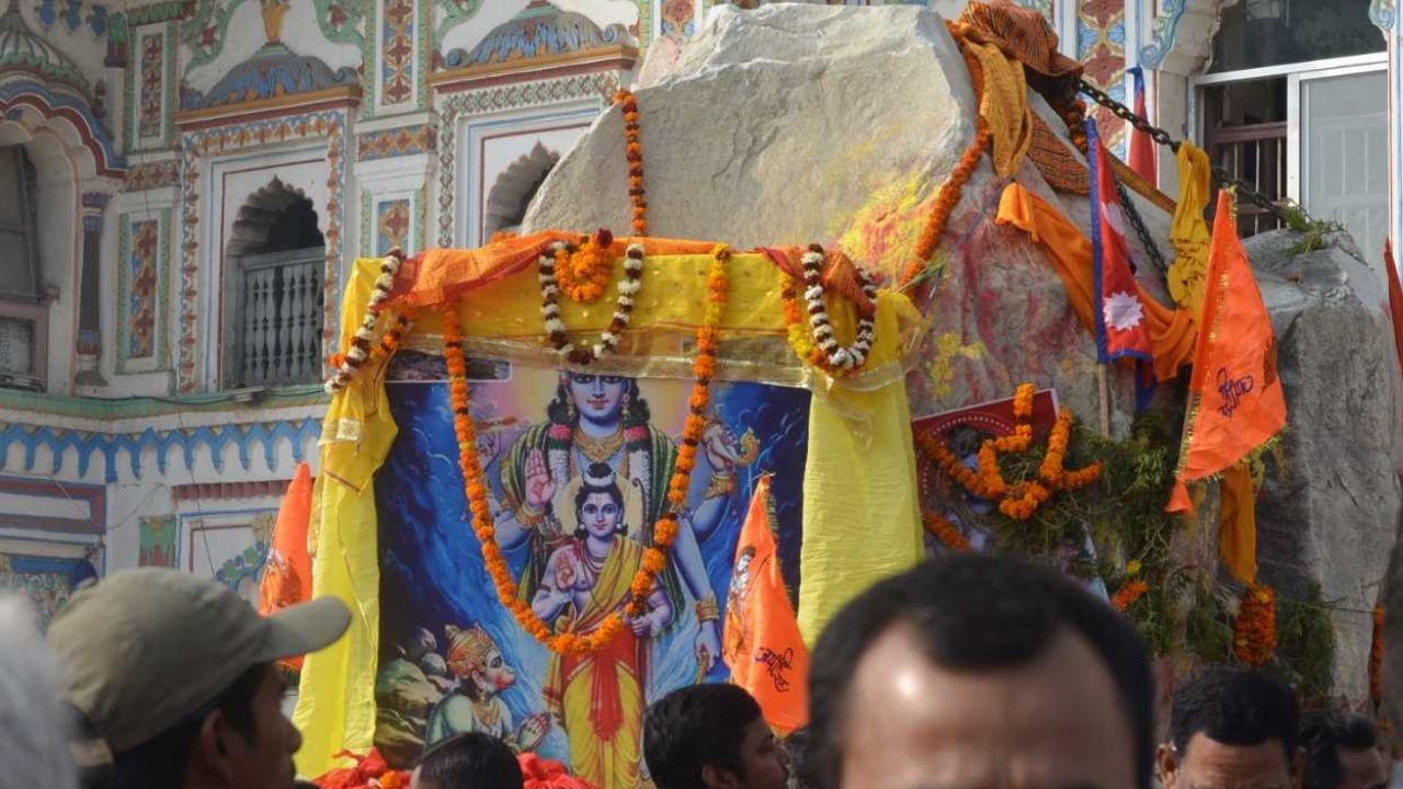 নেপালের এই গণ্ডকী নদীর বিশেষ শিলা দিয়ে ভগবান রামের বালমূর্তি তৈরি করা হবে অযোধ্যার রামমন্দিরে। নেপাল থেকে আনা দুটি পাথরের ওজন প্রায় ২৬  ও ১৪ টন। 