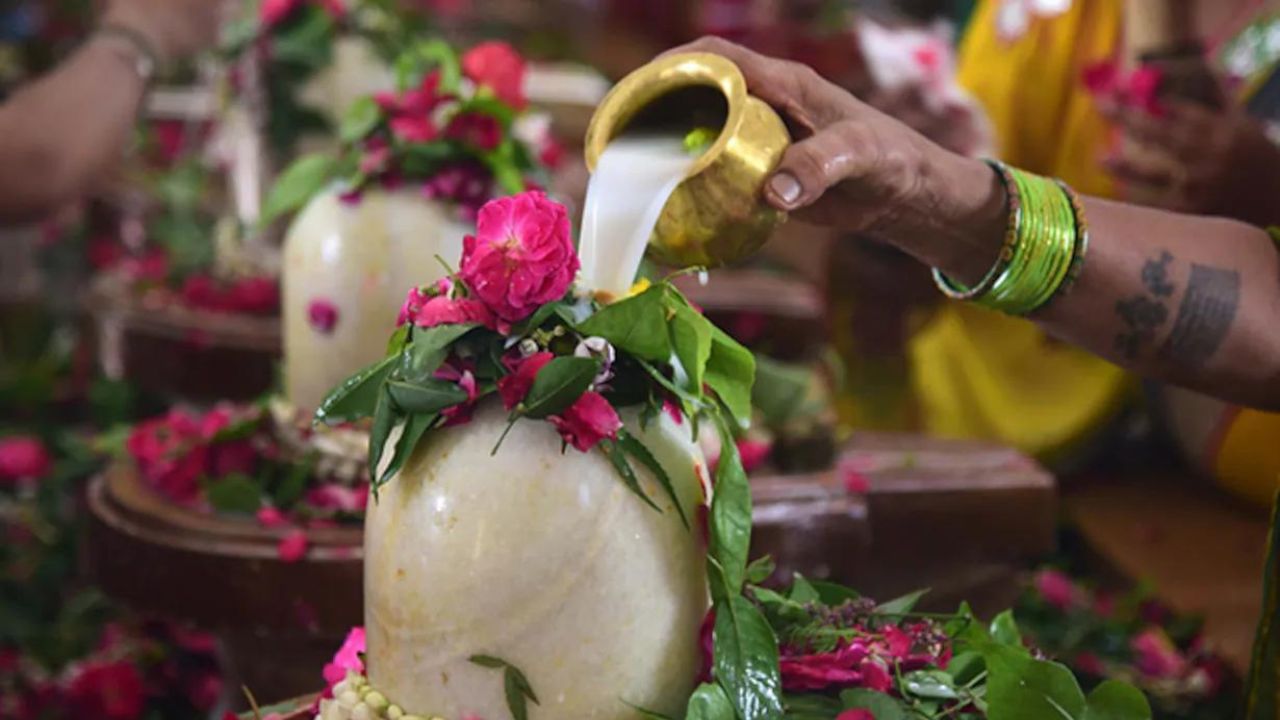 শিবলিঙ্গে বেলপত্র অর্পণ করার সময় সঠিক পদ্ধতি অবলম্বন করা হচ্ছে কিনা তা মাথায় রাখবেন। অন্যথায় শিবপুজো অসম্পূর্ণ থেকে যেতে পারে। 