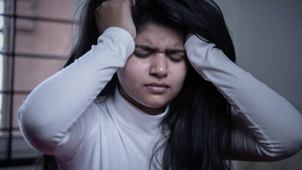 Headache Relief: যন্ত্রণায় মাথা ফেটে যাচ্ছে? এই ৩ নিয়ম মানলেই গোড়া থেকে ব্যথা কমবে