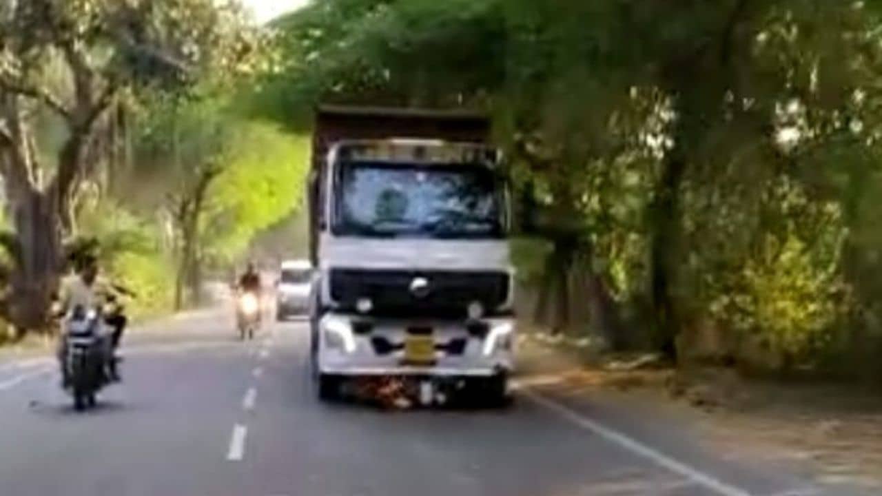 UP Accident: স্কুটিতে ধাক্কা মেরে শিশুকে ২ কিমি ঘষটে নিয়ে গেল ট্রাক, মৃত দাদুও