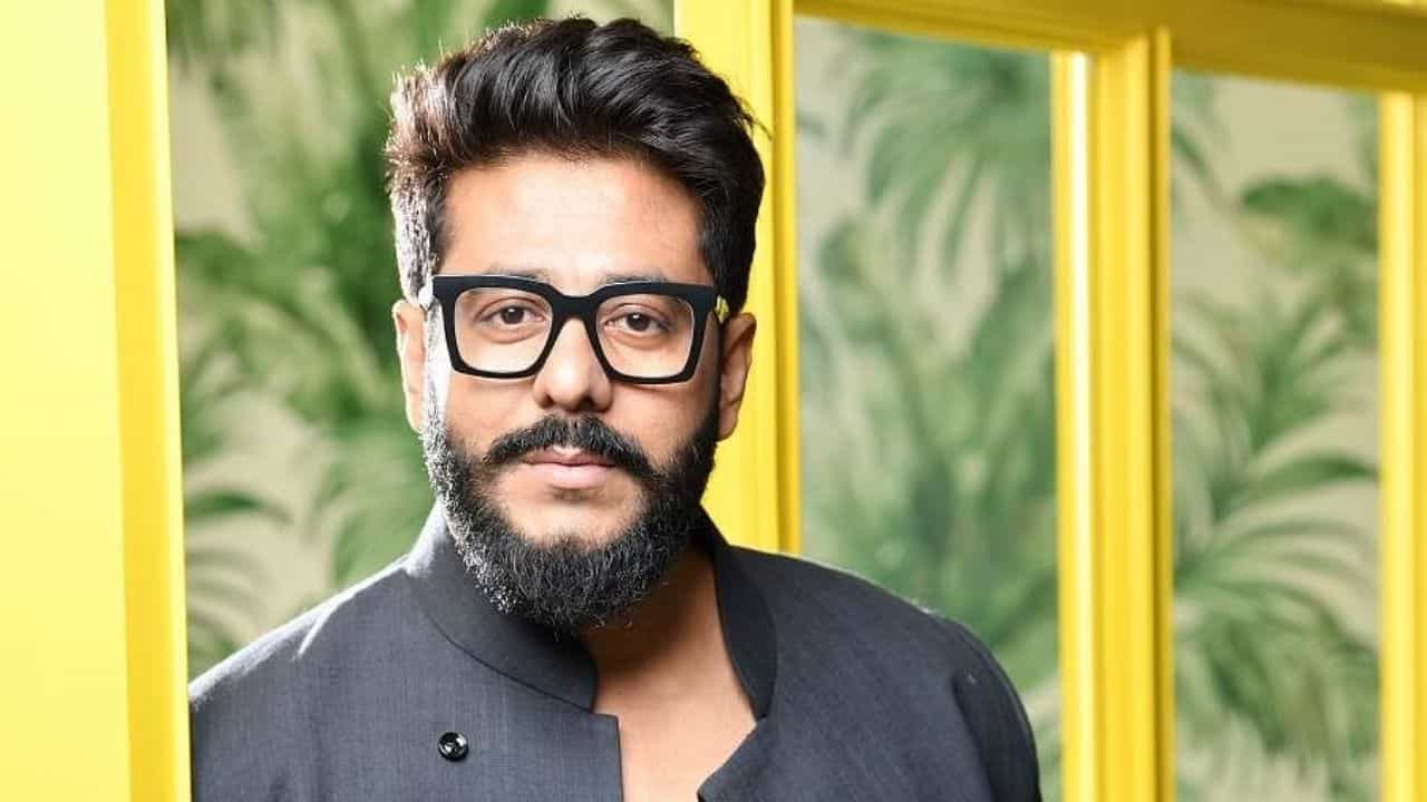 Raj Chakrabarty: রাজ চক্রবর্তীর চুম্বনের ছবি ভাইরাল, 'এ নাকি বিধায়ক', কটাক্ষ চলছেই Raj Chakrabarty: রাজ চক্রবর্তীর চুম্বনের ছবি ভাইরাল, 'এ নাকি বিধায়ক', কটাক্ষ চলছেই