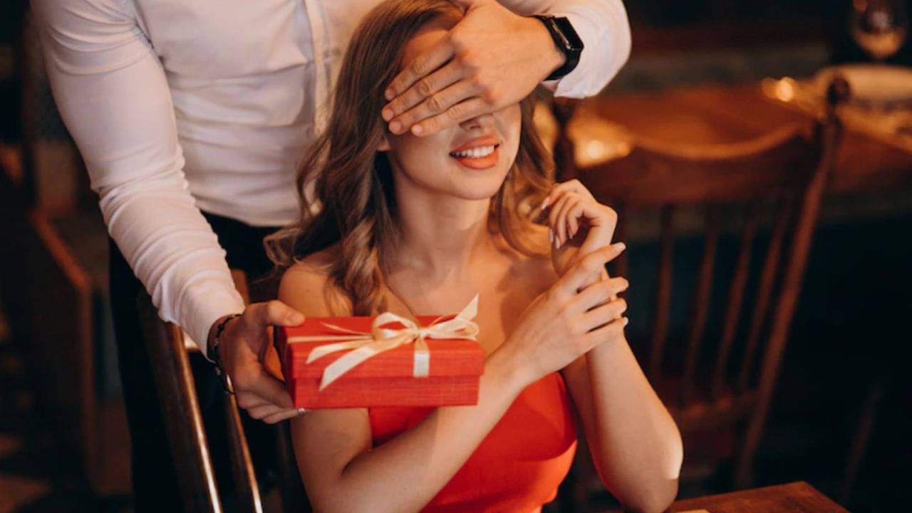 Valentines Day 2023: প্রেম দিবসের দিন ভুলেও সঙ্গীকে এই গিফট দেবেন না, অশুভ প্রভাবের জেরে বন্ধ হবে মুখদর্শনও