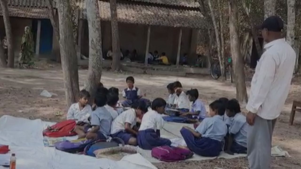 Paschim Medinipur School: ভেঙে পড়ল স্কুলের দেওয়াল, গাছ তলায় বসে চলছে পঠনপাঠন