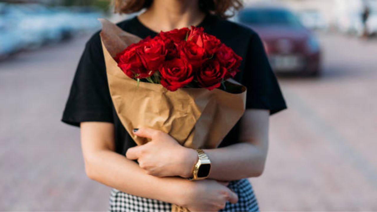 Rose Day 2023: একতোড়া গোলাপের দাম ৫০০ টাকা, 'ভালবাসারই মরশুম'-এ পার্টনারকে উপহার দেবেন নাকি?